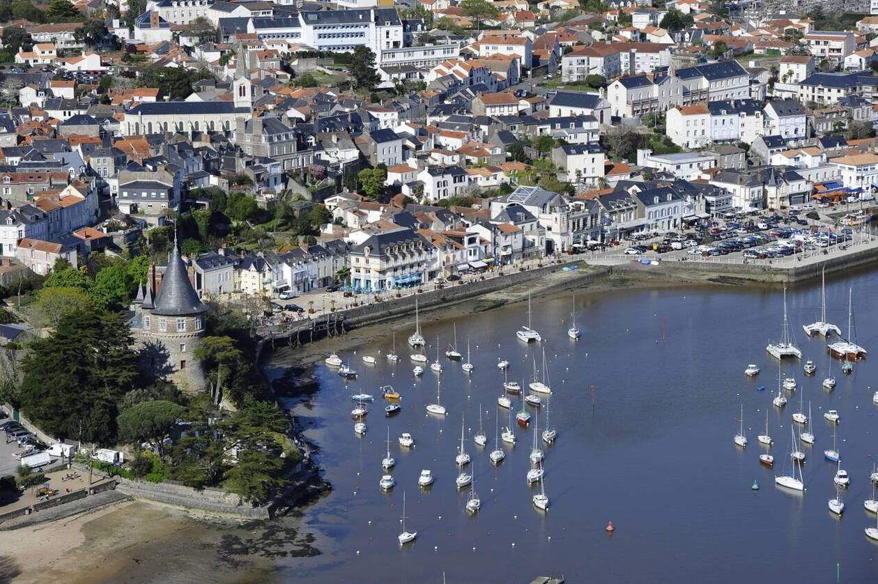 découvrez pornic, une charmante station balnéaire sur la côte atlantique, offrant des plages magnifiques, des paysages pittoresques et une ambiance relaxante. explorez ses sentiers côtiers, savourez des spécialités locales et profitez d'activités nautiques dans un cadre idyllique.