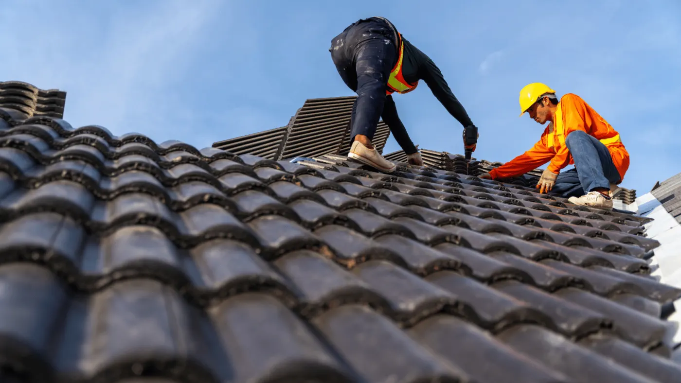 Couvreur au travail sur une toiture