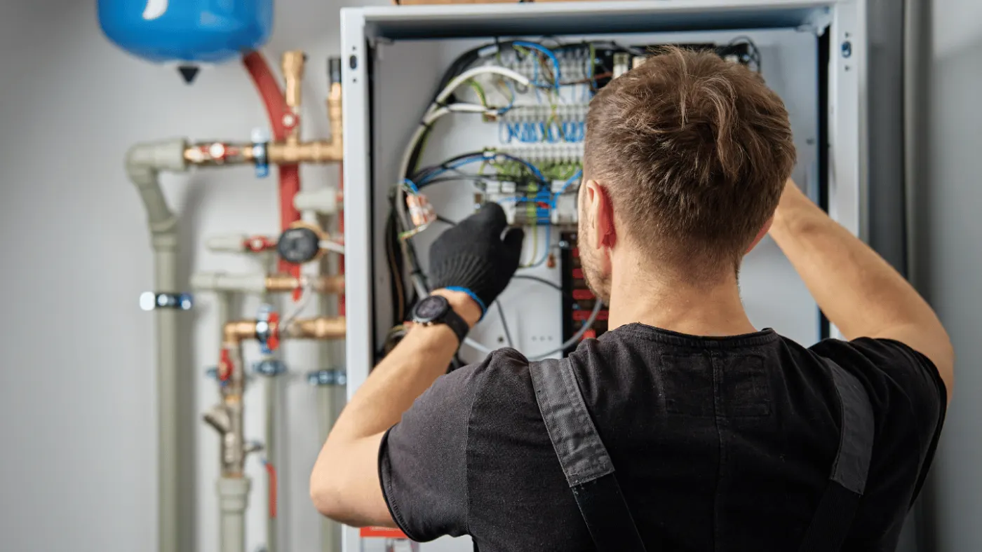 Électricien intervenant sur un tableau électrique