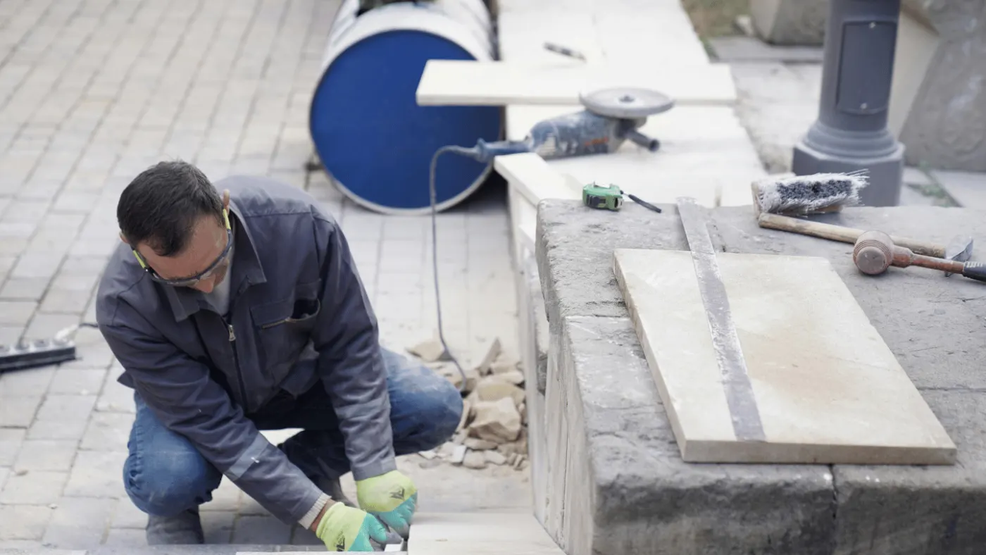 Maçon sur un chantier de gros œuvre